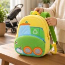 Mochila infantil 26 x 24 x 10 cm com carro de limpeza verde com escova e símbolo de reciclagem sobre fundo amarelo com duas bolsas com fecho 2