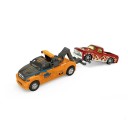 Model van een metalen sleepauto met een aanhangwagen en een kleine auto Realistische miniatuur 3