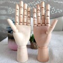 Modelo de mano de madera 1