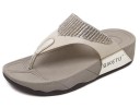 Modern női flip-flop papucs egy platformon 11