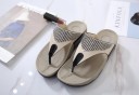 Moderne Damen-Flip-Flops auf Plateau 9