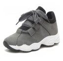 Moderne damesneakers på en platform 10