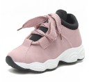 Moderne damesneakers på en platform 9