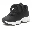 Moderne damesneakers på en platform 8