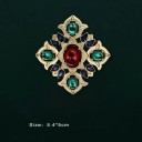 Modische barocke Brosche Zinklegierung Goldene Ausführung Rote und grüne Steine Luxuriöser Schmuck in interessanter Form 1