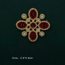 Modische barocke Brosche Zinklegierung Goldene Ausführung Rote und grüne Steine Luxuriöser Schmuck in interessanter Form 2