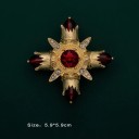 Modische barocke Brosche Zinklegierung Goldene Ausführung Rote und grüne Steine Luxuriöser Schmuck in interessanter Form 3