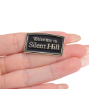 Modna broszka 1,5 x 3 cm Z napisem Welcome to Silent Hill Tematyczny metalowy dodatek Stop Zinku Styl horrorowy 2