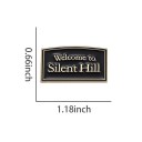 Módni broche 1,5 x 3 cm Com a inscrição Welcome to Silent Hill Acessório metálico temático Liga de zinco Estilo de terror 3