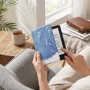 Modrobiele flipové puzdro 6 palcov na Kindle 10. generácie 2019 s akvarelovým potlačou bielych rybičiek v modrej vode a s popruhom aj fóliou 7