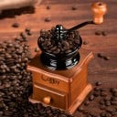 Moedor manual de café em estilo retro com lâmina de cerâmica Móvel de madeira com gaveta para café moído Tigela metálica e manivela 9,5 x 9,5 x 21 cm 3