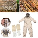 Mono de apicultor con guantes 3