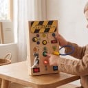 Montessori Busy Board mit LED-Lichtern 17 x 10 x 2,8 cm Schmale Holzplatte mit Schaltern, Schlüssel, Drehknopf und Stecker Spielzeug für Kinder 3