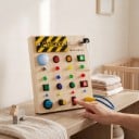 Montessori Busy Board mit LED-Lichtern 17 x 14,5 x 2,8 cm Holzplatte mit Schaltern und Steckdose Spielzeug für die Feinmotorik von Kindern 2