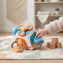 Montessori Busy Board Würfel 12,2 x 10,2 x 10,2 cm Sensorisches Spielzeug für die Feinmotorik mit Lenkrad und Propeller Reisenspielzeug für Kinder 5