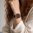 Montres de luxe pour femmes au style élégant avec date Boîtier 38 mm Épaisseur 8,5 mm Mécanisme à quartz Acier inoxydable Bracelet en cuir 9
