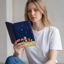 Mörkblå flipfodral 6 tum för Kindle 10:e generationen 2019 med tryck av pojke och räv under stjärnorna och med rem och folie 2