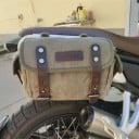 Motocyklová boční brašna vodotěsná kompaktní 9 × 23 × 17 cm plátěná cestovní taška na motorku univerzální použití 4