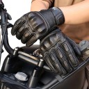 Motocyklové rukavice s dotykovými prsty a perforací na hřbetu s tvarovaným krytem kloubů a suchým zipem v retro stylu unisex 7