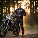 Motokrossikokonaisuus paita ja housut Paita pitkällä hihalla ja housut soljella Polyesteri ja nailon Musta violetilla yksityiskohdilla 7