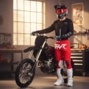 Motokrossikokonaisuus paita ja housut Perforoitu pitkähiha paita ja solkilla varustetut housut Polyesteri ja nailon Musta paita ja punaiset housut 6