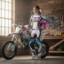 Motokrossikokonaisuus paita ja housut Pitkähihaiset paita ja housut soljella Polyesteri ja nylon Valkoinen vaaleanpunaisilla ja turkooseilla 7