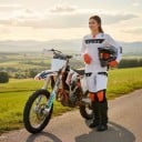 Motokrossikokonaisuus paita ja housut Reikäpaita pitkällä hihalla ja housut soljella Polyesteri ja nylon Valkoinen mustilla ja oransseilla osilla 8