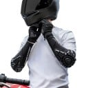 Motor- en MTB-elleboogbeschermers met gevormde beschermkap in een elastische hoes over de onderarm en arm in het zwart voor motorrijders 5