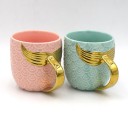 Mug en céramique avec des ailes dorées 1