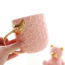 Mug en céramique avec des ailes dorées 2