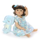 Muñeca realista con accesorios 55 cm A1530 2