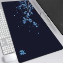 Musemåtte og tastaturmåtte 400 x 800 x 2 mm stor skrivebordsunderlag mørkeblå med gren og blomster til computer, bærbar og kontor 2