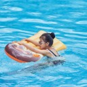 Nafukovací bazénový plovák 107 × 48 cm PVC Plovoucí lehátko na vodu Kompaktní relaxační nafukovací doplněk do bazénu 2