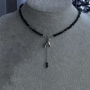 Náhrdelník z broušených korálků s přívěskem ve tvaru stylizovaného zvířete a visícím řetízkem, výrazný dekorativní šperk 2