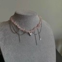 Náhrdelník z nepravidelných korálků s jemným leskem, vrstvené visící řetízky a srdcový přívěsek, elegantní dekorativní šperk 2