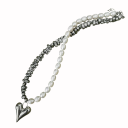 Náhrdelník ze dvou typů korálků s lesklým povrchem a nepravidelným tvarem, doplněný srdcovým přívěskem, výrazný dekorativní šperk 2