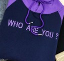 Naisten collegepaita, jossa on WHO ARE YOU -painatus 3