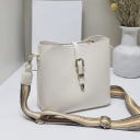 Naisten crossbody-kassi koristeellisella soljella Leveä säädettävä hihna Kultaiset metalliyksityiskohdat PU-nahkaa ja polyesteria 21 x 1