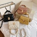 Naisten crossbody-laukku läpällä ja avaimenreikämuotoisella lukolla Tikattu kuvio Rypytetty kahva ja pitkä hihna PU-nahkaa 20 x 14 x 8 5