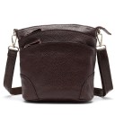 Naisten crossbody-laukku olalle Pääosasto ja vetoketjullinen etutasku Säädettävä hihna karabiineilla Hienojakoinen pinta 19,5 x 21 x 4