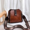 Naisten crossbody-laukku PU-nahasta Leveä raidallinen hihna karabiineilla Etupuolen nauha metallipäällä Mitat 22 x 19 x 11 cm 7