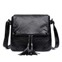 Naisten crossbody-laukku tupsulla Pieni laukku keinonahasta, jossa on läppä ja vetoketju Pehmeä ryppyinen pinta 24 x 22 x 6 cm 2
