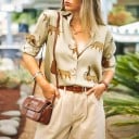 Naisten eläinkuosilla varustettu paita Kiiltävä ilme Klassinen kaulus ja nappisulku Pitkät hihat, joissa on hihansuut Pidempi takapituus 6