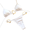 Naisten kaksiosainen bikini, jossa metalliset kultaiset soljet. Kolmiomainen yläosa ja leikkaukset alushousuissa. Elegantti uimapuku rannalle ja auringonottoon. 2