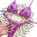Naisten kaksiosainen bikini värikkäällä kuvioinnilla, kolmiolla, rintaliivit, stringit, ohuet nauhat, tyylikäs kesäinen rantauima-asu 1