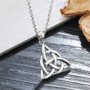 Naisten kaulakoru Triquetra-riipuksella 3