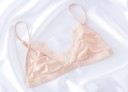 Naisten kevyt bralette-rintaliivi hienolla pitsillä Kiiltävät kolmiomaiset kupit Säädettävät ohuet olkaimet Nailonia ja polyesteria 3
