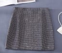 Naisten kimalteleva mini hame kivillä koko pinnalla. Hiukan levenevä leikkaus. Lyhyt pituus polven ylle. Materiaali polyesteri ja nailon. 3