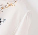 Naisten kukkakuosiset paita Pitkät hihat ranteessa sidonnalla Pyöreä pääntie Vapaa malli Kermanvalkoinen Puuvilla ja polyesteri 4