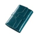 Naisten lompakko aidosta nahasta Kompakti muoto Kiiltävä pinta Muotoiltu läppä poikittaisella vyöllä Selkeä tikkaus Mitat 13 x 9 x 3 cm 4